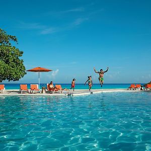 Deluxe Family Room with Pool View Free Pickup